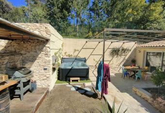 LOFT SUR AVIGNON AVEC JACUZZI has Balcony rooms