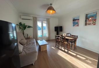 Superbe studio port Fr  jus 2 - 800m de la plage has Balcony rooms