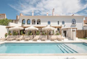 Casa Az-Zagal allows 18 year olds to book a room