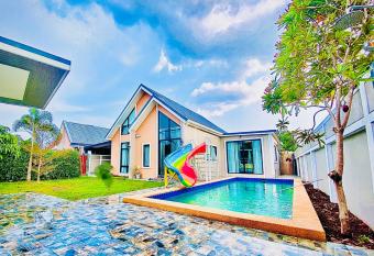 Baanda Danaa Nordic Pool Villas Pattaya has Balcony rooms