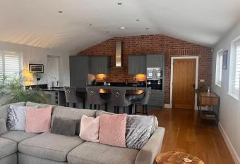 2 Bedroom Barn Conversion has Balcony rooms