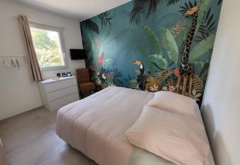 HERBARIUM : Coquet T2 avec terrasse    10 min de la mer ! has Balcony rooms