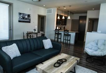 Beautiful TownHome With Garage in Las Vegas has rooms with a private hot tub