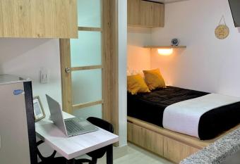 Acogedor aparta estudio cerca al Aeropuerto! 305 allows 18 year olds to book a room