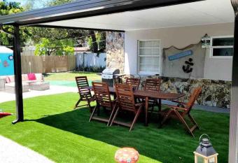 Peaceful Beachy Oasis 10 Mins from Beaches has Balcony rooms