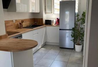 Appartement T3    15 mn de la plage has Balcony rooms