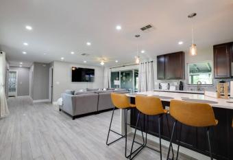 Hidden gem home w an exhilarating backyard view allows 18 year olds to book a room