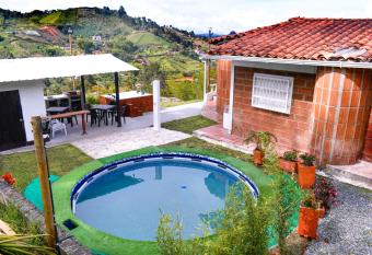 Preciosa finca en el pe  ol de Guatap   con piscina y jacuzzi has rooms with a private hot tub
