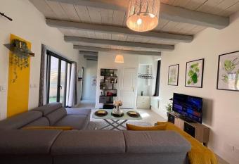 Petit cocon / parking au centre ville Melun has Balcony rooms