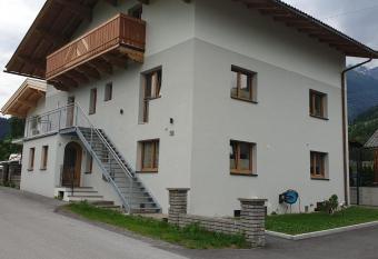 Apartment Kaltenhauser has Balcony rooms