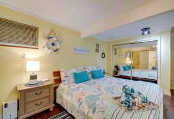 Santa Barbara Cozy Studio with Private Patio allows 18 year olds to book a room