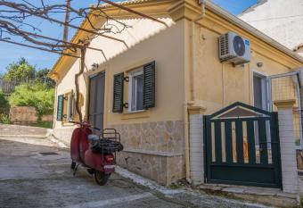 Sophie s Garden Studio has Balcony rooms