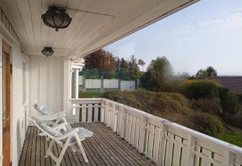 THE WHITE HOUSE has Balcony rooms