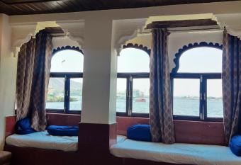 Lakeside Udaipur has rooms with a private hot tub