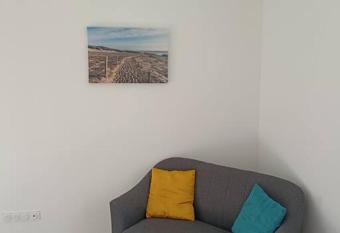 Maison centre ville de Br  tignolles sur Mer allows 18 year olds to book a room