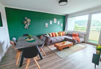 Sch  ne Wohnung mit Balkon/Parkplatz/Aufzug allows 18 year olds to book a room