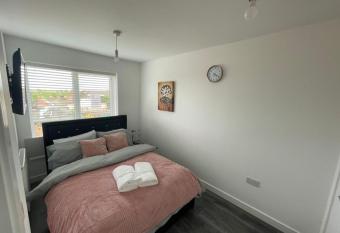 Comfortable and Pleasant Home at 2, SR5 5DQ has Balcony rooms