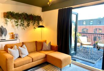 The Gallery - Bournemouth Town Centre - Sleeps 6 - Short & Long Stays has Balcony rooms