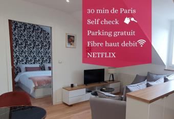 Paris La D  fence Versailles ch  teau Commodit  s allows 18 year olds to book a room