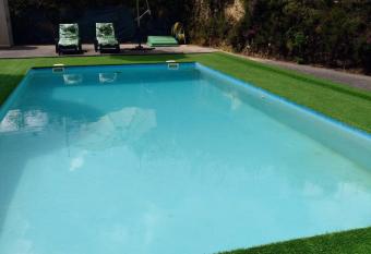 Casa Rocha Velha con piscina y terraza particular allows 18 year olds to book a room