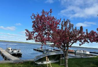 Snug Harbour Cottage and Marina allows 18 year olds to book a room
