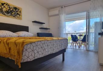 La PERLE de la MARINA allows 18 year olds to book a room