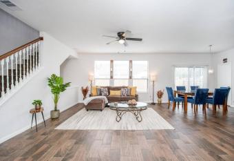 Fabulous Houston Vacation 4 Bdrm w/Pool table has rooms with a private hot tub