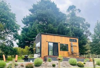 Leith Hill Tiny House with Mountain Views allows 18 year olds to book a room