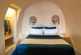 Amphora Villas Oia Santorini allows 18 year olds to book a room