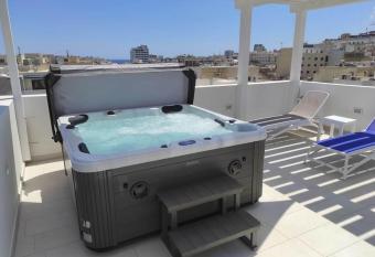 The Penthouse Suite @ Court Twenty-Five has rooms with a private hot tub