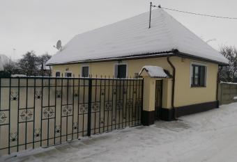 Eva s Little House - Acas   la T  ticul Albinelor allows 18 year olds to book a room