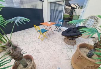 Appartement 2 pi  ces au calme has Balcony rooms