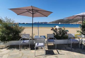 Merope seaside house has Balcony rooms