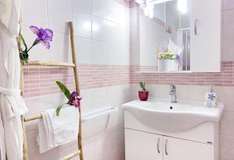 Come in and relax has Balcony rooms