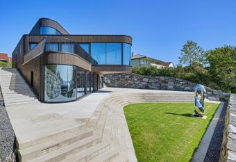 Madla.Villa has rooms with a private hot tub