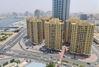 AL Khor Towers has rooms with a private hot tub