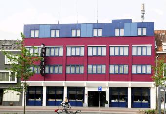 Amr  th Hotel Eindhoven allows 18 year olds to book a room