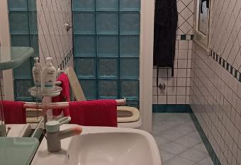 Villa Paradiso con ogni comfort has rooms with a private hot tub