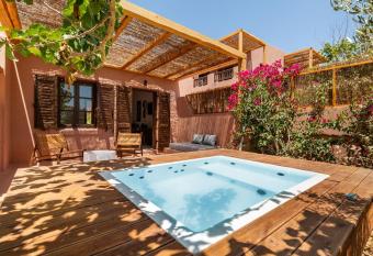 Akre Hotel allows 18 year olds to book a room