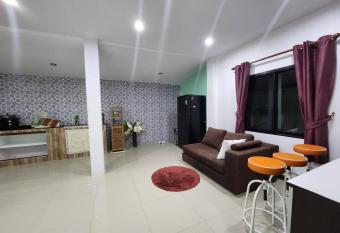 Phanason Private Home soi 4 allows 18 year olds to book a room