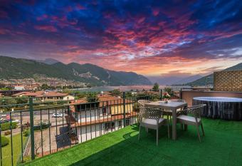 Jacuzzi + Vista Lago has rooms with a private hot tub