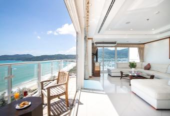 Patongtower Duplex Seaview4BR2901 has rooms with a private hot tub