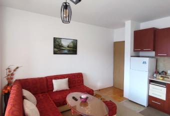 Milevski s Home has rooms with a private hot tub