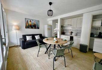 WHITE SAILS - P2 terrace next to the beach allows 18 year olds to book a room