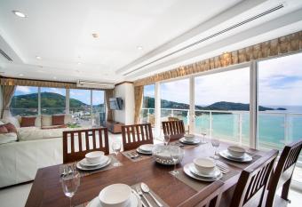 Patongtower Duplex Seaview4BR2902 has rooms with a private hot tub