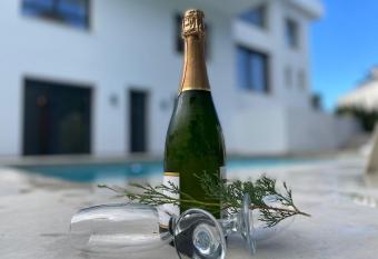 Calpe villa lujo playa piscina jardin barbacoa ideal familias y grupos has rooms with a private hot tub