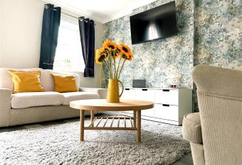 Cheerful two-bedroom townhouse near Leeds and York has Balcony rooms