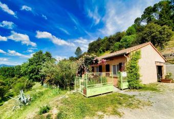 DOUCE QUIETUDE allows 18 year olds to book a room