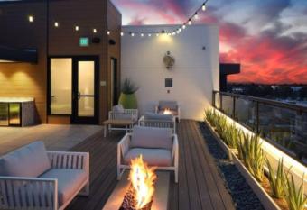 10 Minutes from Sky Harbor Airport has rooms with a private hot tub