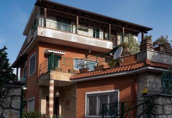 VILLA MAVI has Balcony rooms
